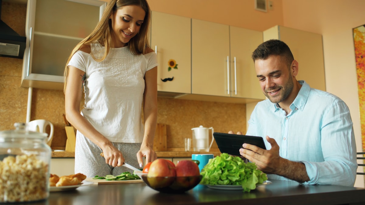 Ernährungsberaterin mit gesundem Essen